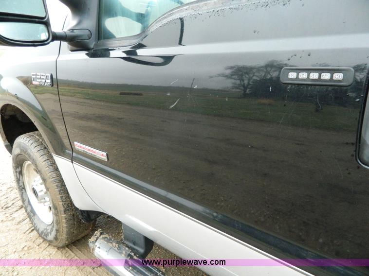 image for item D6119 2004 Ford F250 Super Duty SuperCab flatbed pickup truck