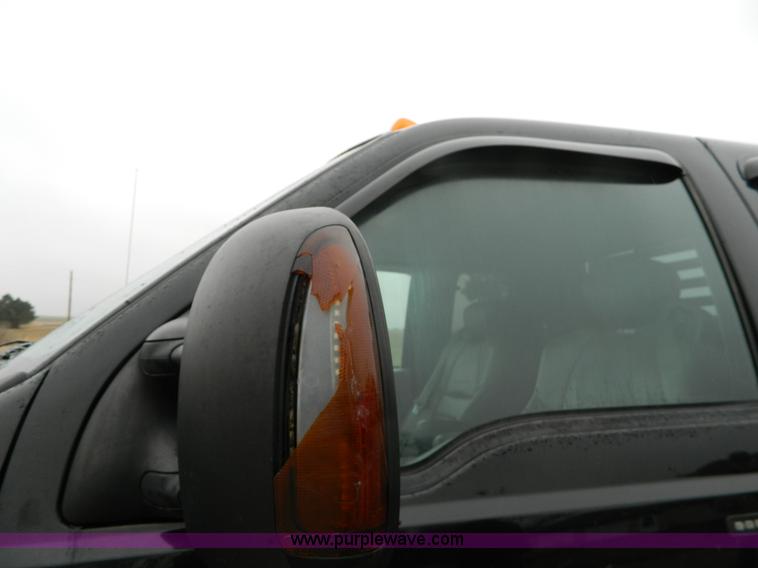 image for item D6119 2004 Ford F250 Super Duty SuperCab flatbed pickup truck