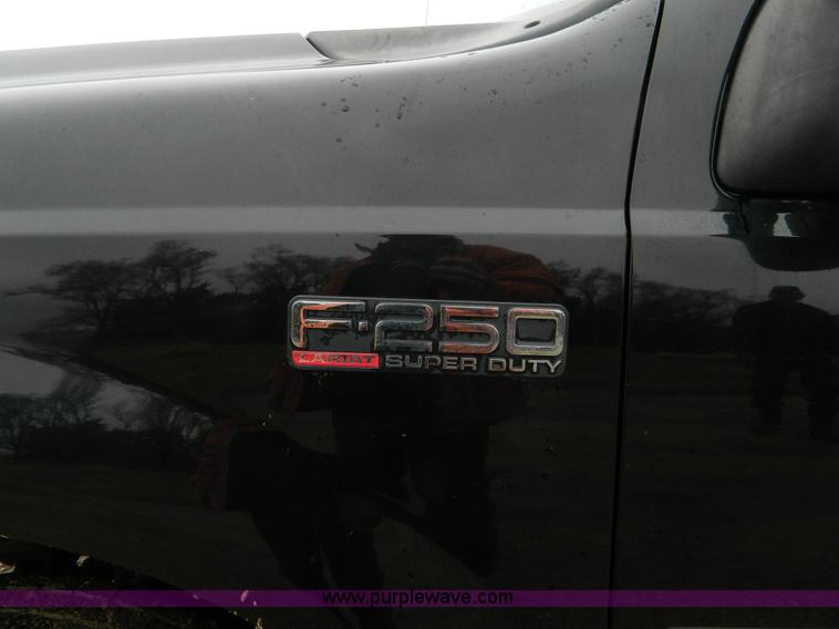 image for item D6119 2004 Ford F250 Super Duty SuperCab flatbed pickup truck