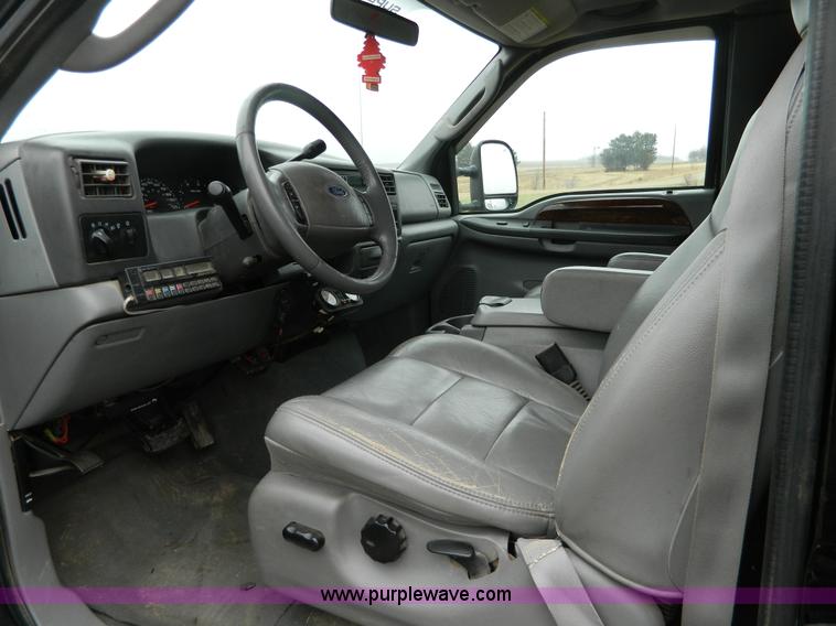 image for item D6119 2004 Ford F250 Super Duty SuperCab flatbed pickup truck