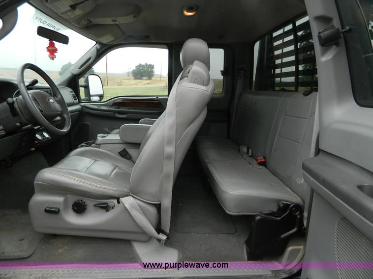 image for item D6119 2004 Ford F250 Super Duty SuperCab flatbed pickup truck