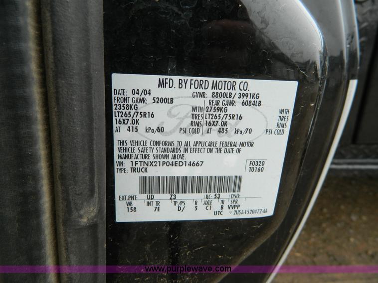 image for item D6119 2004 Ford F250 Super Duty SuperCab flatbed pickup truck