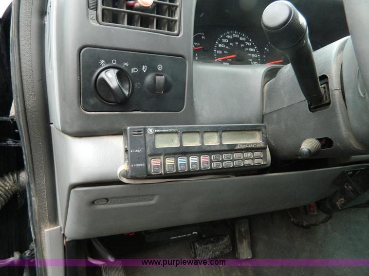 image for item D6119 2004 Ford F250 Super Duty SuperCab flatbed pickup truck