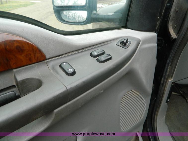 image for item D6119 2004 Ford F250 Super Duty SuperCab flatbed pickup truck