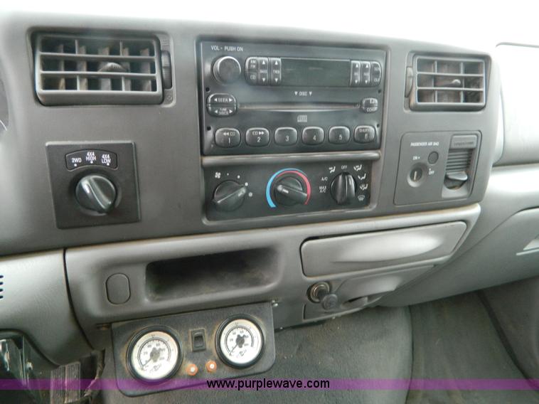 image for item D6119 2004 Ford F250 Super Duty SuperCab flatbed pickup truck