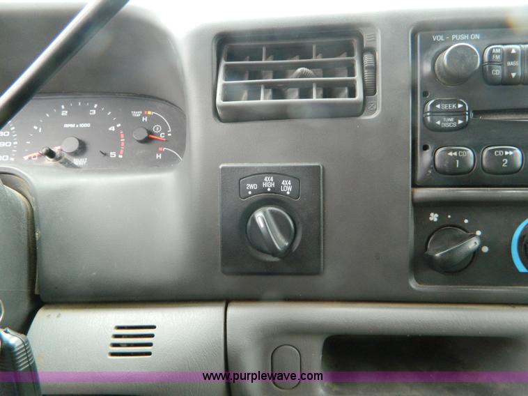 image for item D6119 2004 Ford F250 Super Duty SuperCab flatbed pickup truck