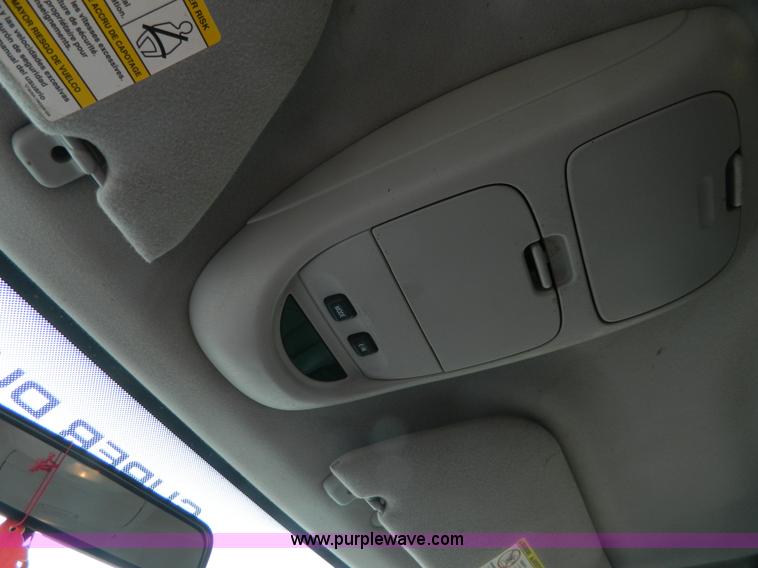 image for item D6119 2004 Ford F250 Super Duty SuperCab flatbed pickup truck