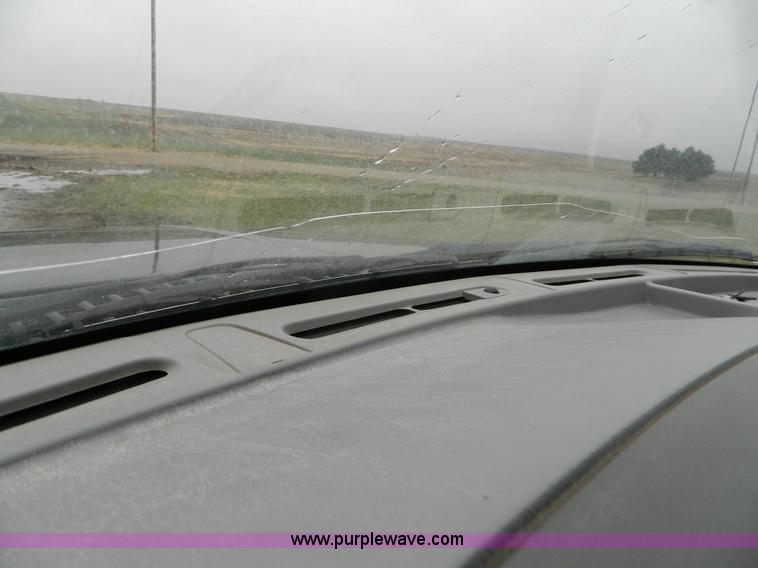 image for item D6119 2004 Ford F250 Super Duty SuperCab flatbed pickup truck