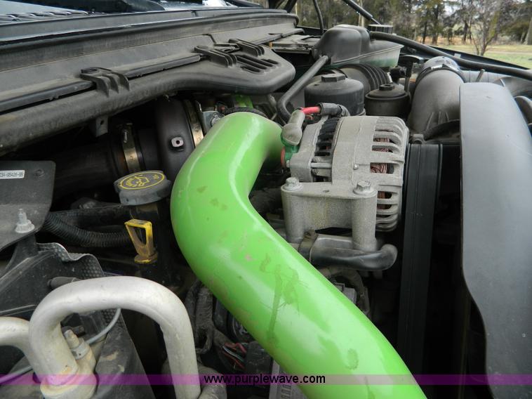 image for item D6119 2004 Ford F250 Super Duty SuperCab flatbed pickup truck