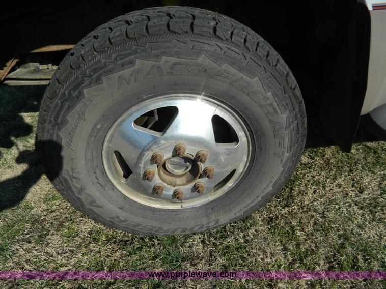 image for item D6120 1999 Ford F350 pickup truck