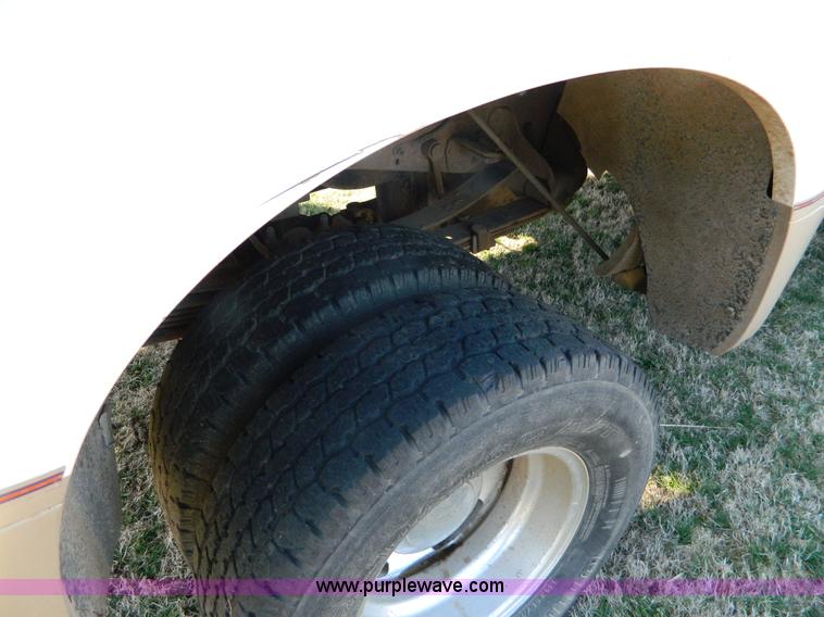 image for item D6120 1999 Ford F350 pickup truck