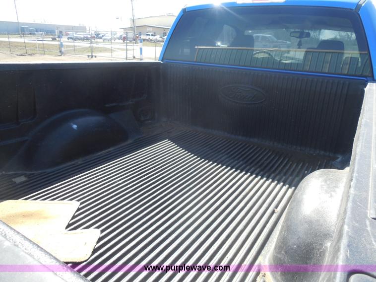 image for item E6310 2005 Ford F150 SuperCab pickup truck