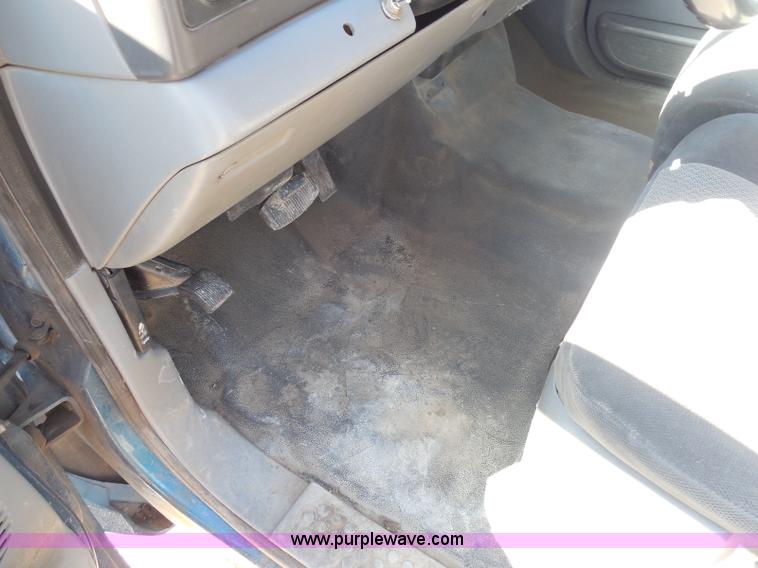 image for item E6311 2002 Ford F250 Super Duty SuperCab flatbed pickup truck