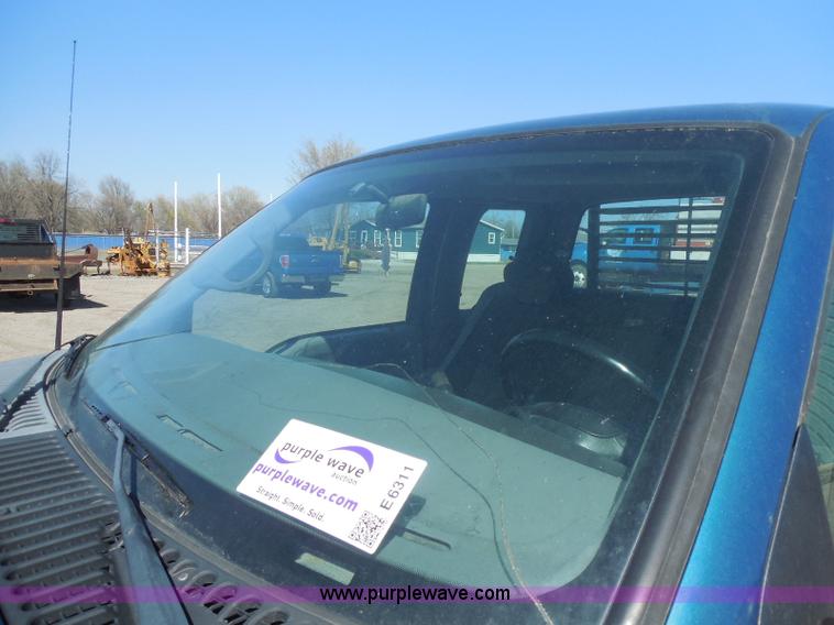 image for item E6311 2002 Ford F250 Super Duty SuperCab flatbed pickup truck