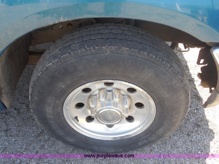 image for item E6311 2002 Ford F250 Super Duty SuperCab flatbed pickup truck