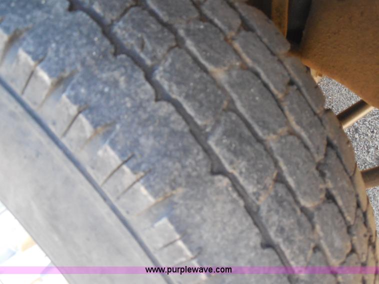 image for item E6311 2002 Ford F250 Super Duty SuperCab flatbed pickup truck