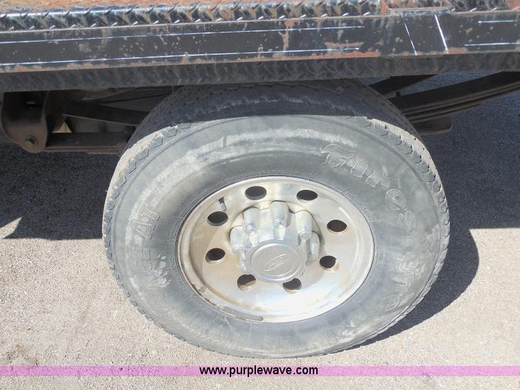 image for item E6311 2002 Ford F250 Super Duty SuperCab flatbed pickup truck
