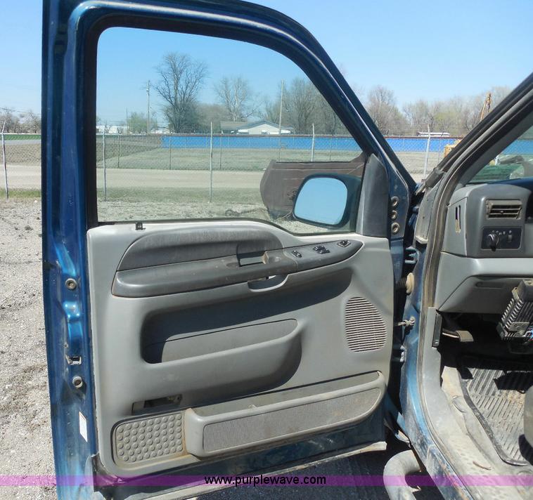 image for item E6312 2002 Ford F250 Super Duty SuperCab flatbed pickup truck