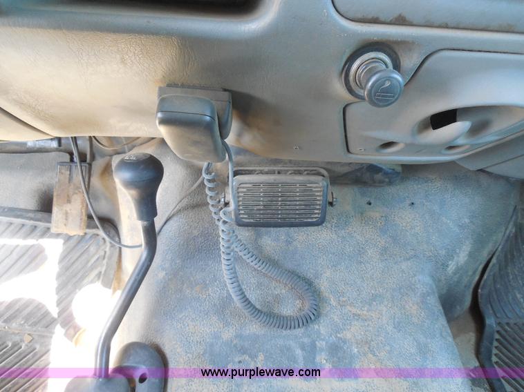 image for item E6312 2002 Ford F250 Super Duty SuperCab flatbed pickup truck