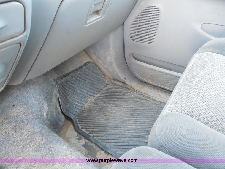 image for item E6312 2002 Ford F250 Super Duty SuperCab flatbed pickup truck