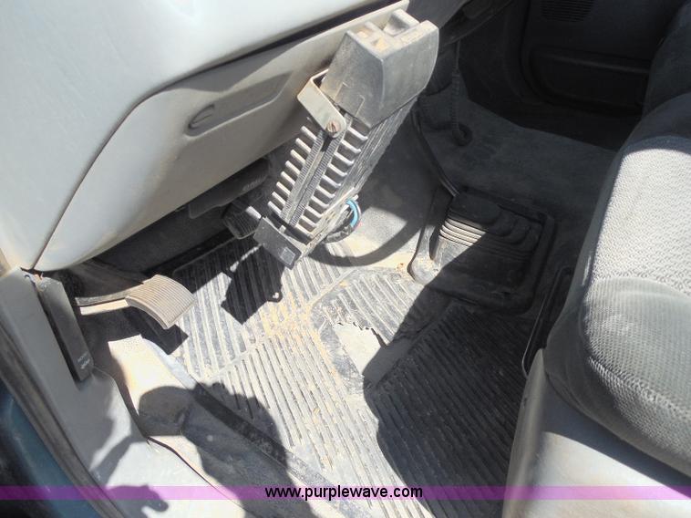 image for item E6312 2002 Ford F250 Super Duty SuperCab flatbed pickup truck