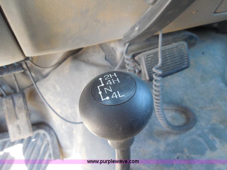 image for item E6312 2002 Ford F250 Super Duty SuperCab flatbed pickup truck