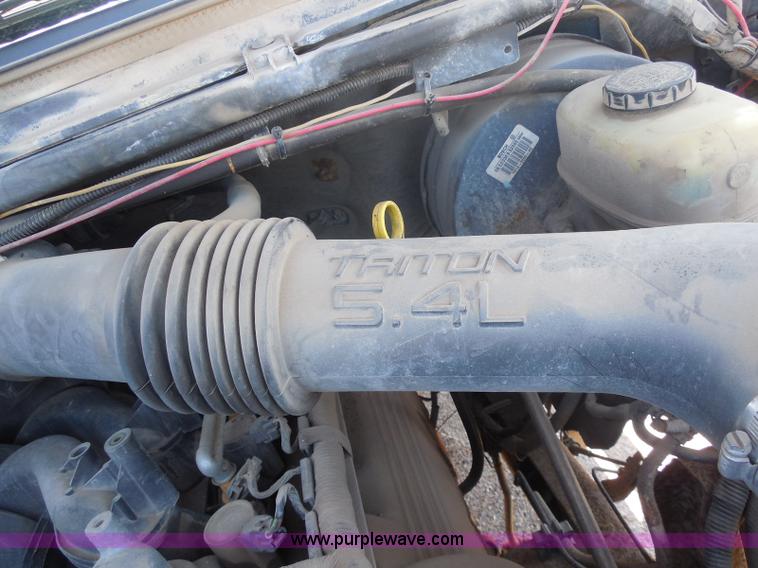 image for item E6312 2002 Ford F250 Super Duty SuperCab flatbed pickup truck