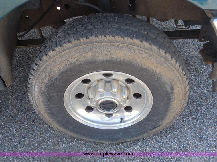 image for item E6312 2002 Ford F250 Super Duty SuperCab flatbed pickup truck