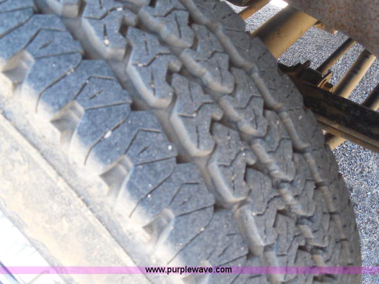 image for item E6312 2002 Ford F250 Super Duty SuperCab flatbed pickup truck