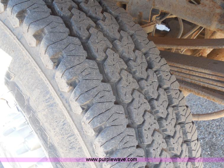 image for item E6312 2002 Ford F250 Super Duty SuperCab flatbed pickup truck