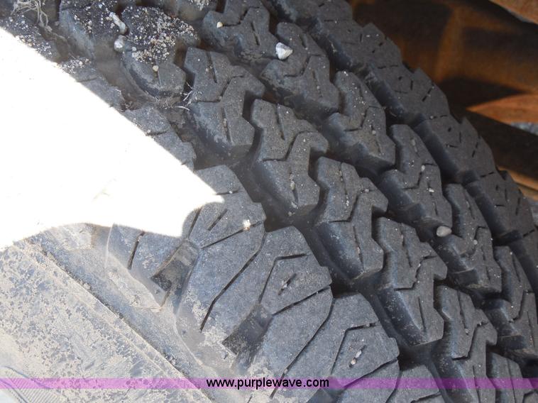 image for item E6312 2002 Ford F250 Super Duty SuperCab flatbed pickup truck