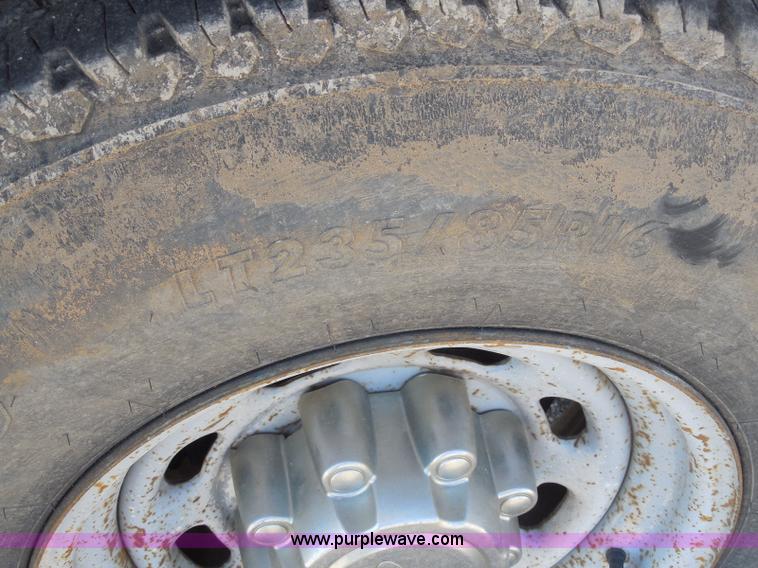 image for item E6312 2002 Ford F250 Super Duty SuperCab flatbed pickup truck