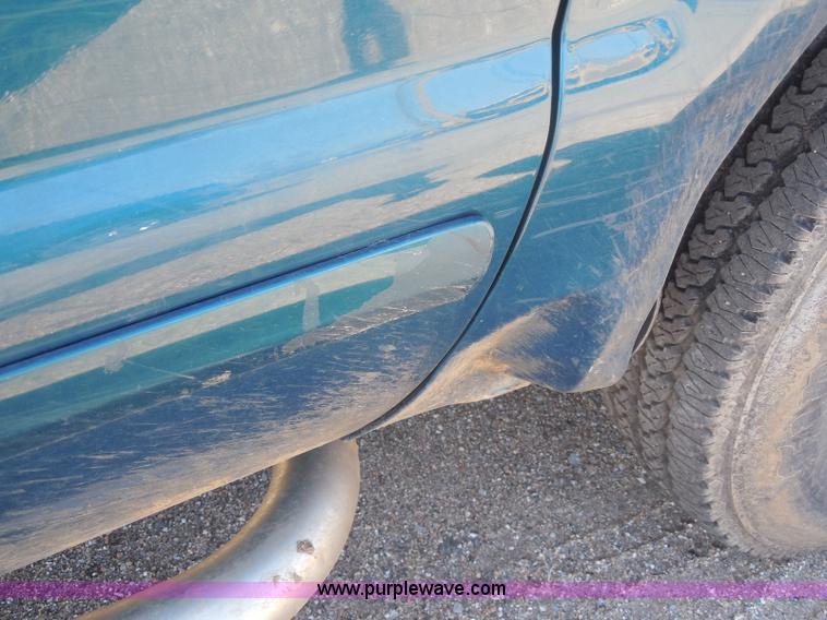 image for item E6312 2002 Ford F250 Super Duty SuperCab flatbed pickup truck