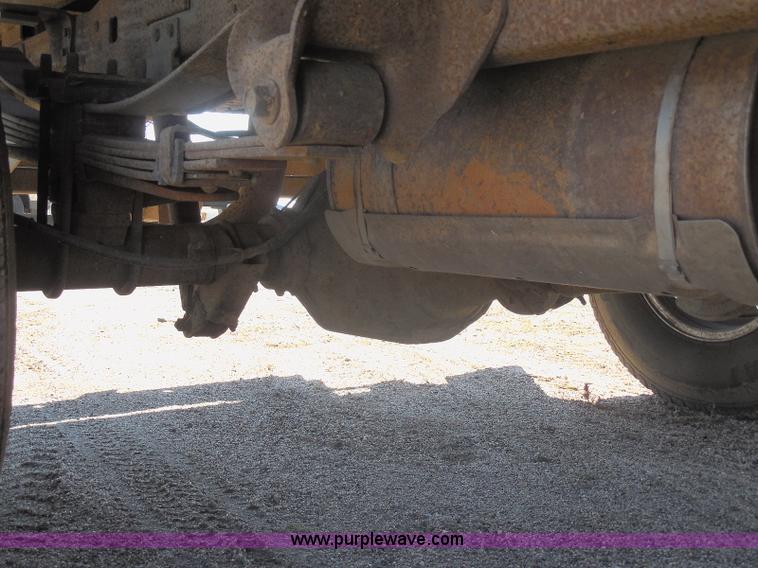 image for item E6312 2002 Ford F250 Super Duty SuperCab flatbed pickup truck