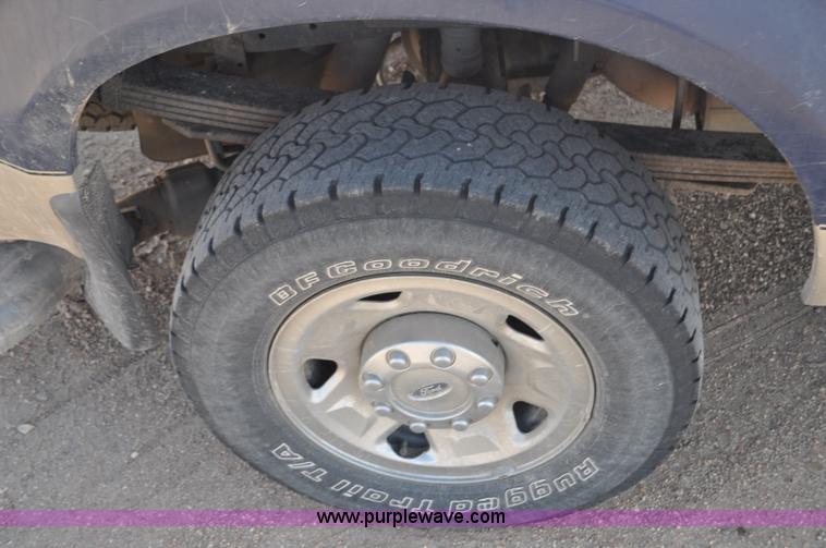 image for item F2305 2008 Ford F250 Super Duty XLT Crew Cab pickup truck