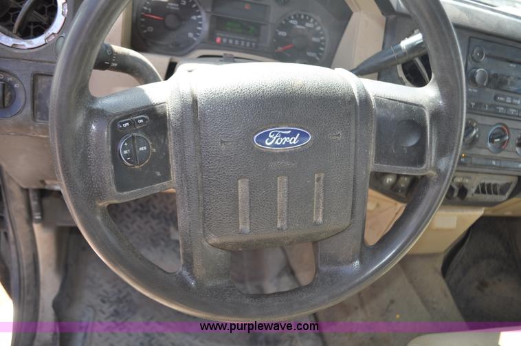image for item F2305 2008 Ford F250 Super Duty XLT Crew Cab pickup truck