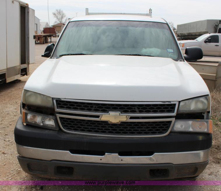 image for item F7551 2005 Chevrolet Silverado 2500HD Ext. Cab utility truck