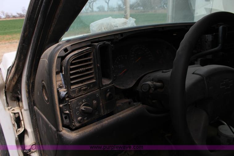 image for item F7551 2005 Chevrolet Silverado 2500HD Ext. Cab utility truck