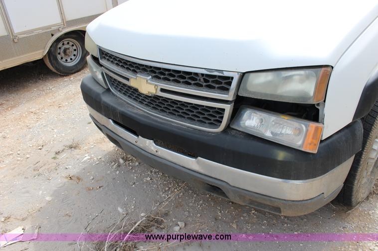 image for item F7551 2005 Chevrolet Silverado 2500HD Ext. Cab utility truck