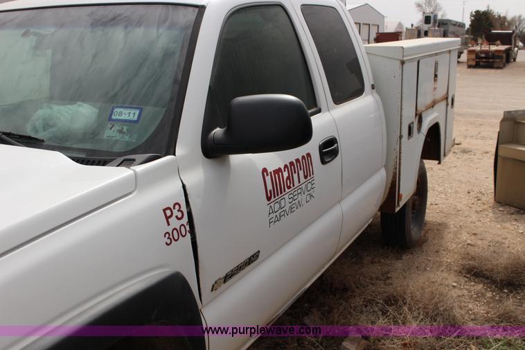 image for item F7551 2005 Chevrolet Silverado 2500HD Ext. Cab utility truck