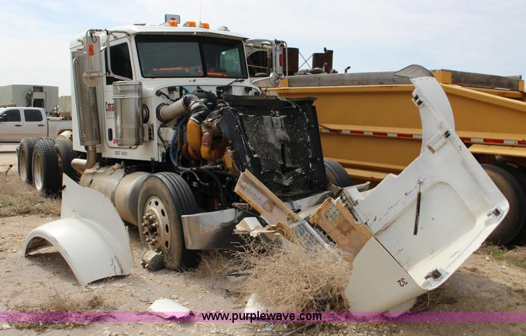 image for item F7553 2006 Peterbilt 378 semi truck