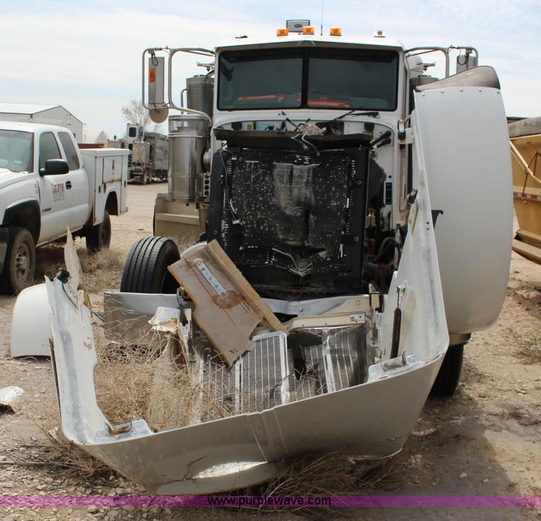 image for item F7553 2006 Peterbilt 378 semi truck