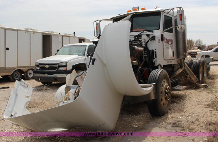 image for item F7553 2006 Peterbilt 378 semi truck