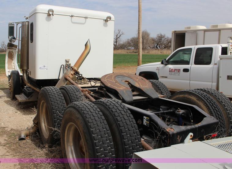 image for item F7553 2006 Peterbilt 378 semi truck