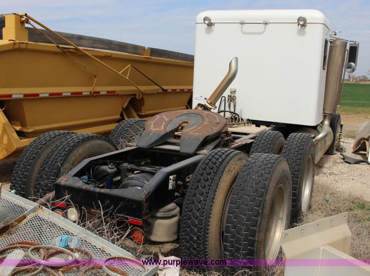 image for item F7553 2006 Peterbilt 378 semi truck