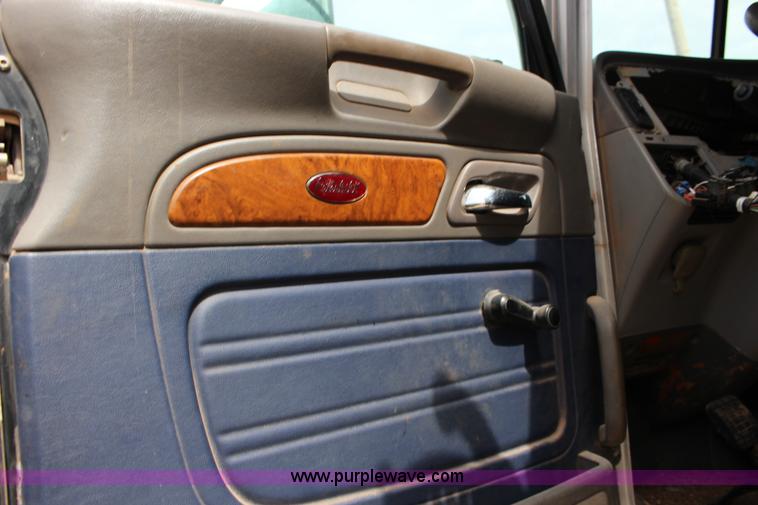 image for item F7553 2006 Peterbilt 378 semi truck