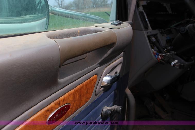 image for item F7553 2006 Peterbilt 378 semi truck