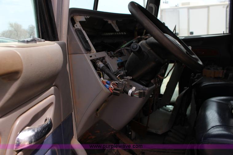 image for item F7553 2006 Peterbilt 378 semi truck