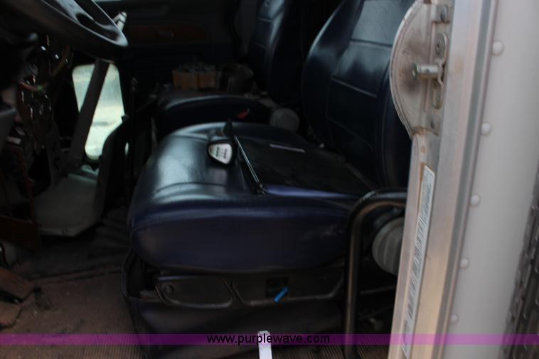 image for item F7553 2006 Peterbilt 378 semi truck