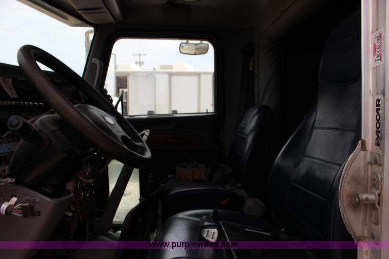 image for item F7553 2006 Peterbilt 378 semi truck